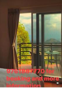 Habitación con balcón con mesa y ventana. en Phatkath ichangu, en Katmandu International
