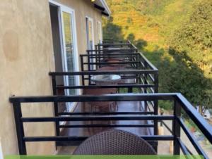 un grupo de sillas sentadas en un balcón en Phatkath ichangu, en Katmandu International