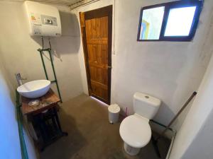 a bathroom with a toilet and a sink and a window at Monoambiente Caracol chico in Aguas Dulces
