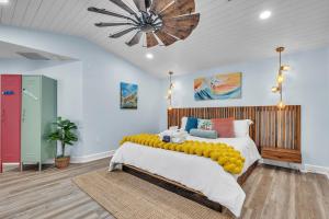 Ένα ή περισσότερα κρεβάτια σε δωμάτιο στο PLAY PAD at Bradenton with Pool, Pickleball, Putt, Tiki Bar and IMG! +64 φωτογραφίες