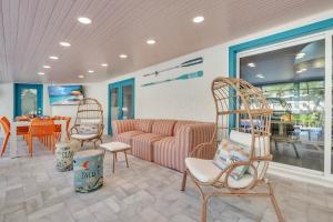 Χώρος καθιστικού στο PLAY PAD at Bradenton with Pool, Pickleball, Putt, Tiki Bar and IMG!