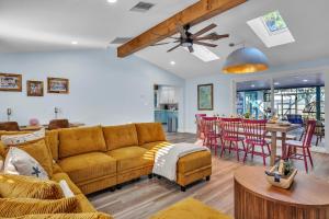 Χώρος καθιστικού στο PLAY PAD at Bradenton with Pool, Pickleball, Putt, Tiki Bar and IMG!