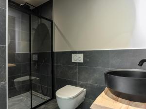 Koupelna v ubytování Modern Suite Near Beach + 31 fotografií