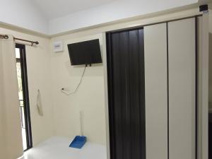 a room with a tv on the wall and a room with at Lanta summer house nui bay in Ko Bu Bu