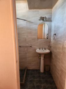 a bathroom with a sink and a mirror at alojamiento la pipi in Las Heras