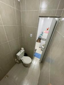 een badkamer met een wit toilet in een kamer bij Kitnet Dream House 3 in Bayeux