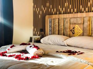 Ένα ή περισσότερα κρεβάτια σε δωμάτιο στο Superbe Appartement avec vue paronamique sur la plage Achakar - proche de Cap Spartel - Grottes Hercule N2