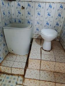 ein Badezimmer mit Toilette und Badewanne in der Unterkunft Full Board Raja Ampat Sanara Homestay in Waisai