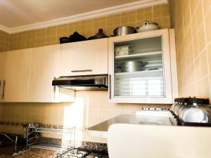 Η κουζίνα ή μικρή κουζίνα στο Superbe Appartement avec vue paronamique sur la plage Achakar - proche de Cap Spartel - Grottes Hercule N2 +33 φωτογραφίες