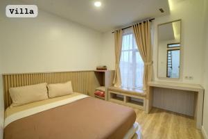 ブキティンギにあるBamboosaのベッドと窓のある小さな寝室