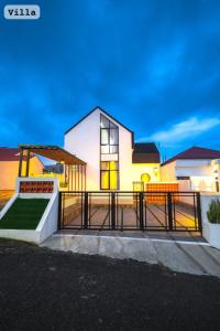 ブキティンギにあるBamboosaの前に柵がある家