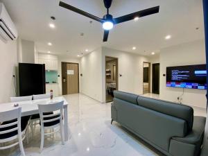 Μια τηλεόραση ή/και κέντρο ψυχαγωγίας στο Tòa BS12 2BR Supper Luxury