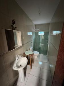 Un baño con lavabo, inodoro y ducha. en Residencial lara 101, en Itapema 21 fotos más