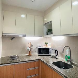 Kuchyň nebo kuchyňský kout v ubytování The Mactan Beach Condo Staycation