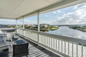 a balcony with a view of a river at Isla Bonita - Pet Friendly - Not Fully Fenced - No Linen Included in Hindmarsh Island