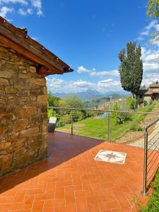 CasabascianaにあるMetato con piscina e giardinoの山々の景色を望むパティオ