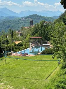 Bazén v ubytování Metato con piscina e giardino nebo v jeho okolí + 46 fotografií