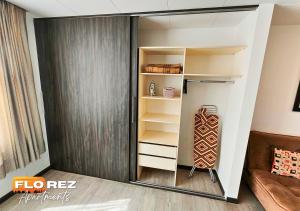 ein Schrank mit Glastür und einer Krawatte darin in der Unterkunft APT Cómodo, Céntrico, Calefacción, Vistas geniales!!! in La Paz