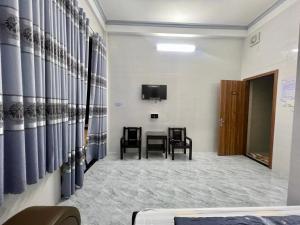 a room with a table and chairs and a tv at Thiên Tân Motel 2 in Quảng Ngãi +14 photos