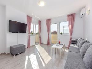 Μια τηλεόραση ή/και κέντρο ψυχαγωγίας στο Peaceful Villa in Dramalj with bubble bath