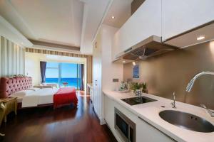 Η κουζίνα ή μικρή κουζίνα στο Sunny-Sea Bay View Apartment(Xiamen University Shimao Twin Tower Branch）