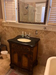 um banheiro com uma pia e um espelho em The Perfect studio em Riverside mais 7 fotografias