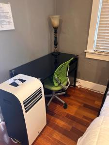 Una habitación con un escritorio con una silla y un calentador. en The Perfect studio, en Riverside
