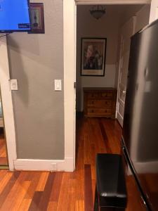 uma sala de estar com uma porta de correr e uma televisão em The Perfect studio em Riverside