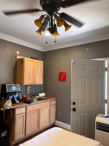 uma cozinha com uma ventoinha de tecto e um balcão de cozinha em The Perfect studio em Riverside