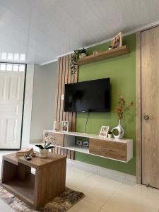 TV a/nebo společenská místnost v ubytování Casa de descanso en el corazón de Salento, Quindío