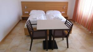 Letto o letti in una camera di Hotel Aton