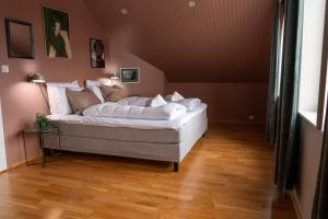 a bedroom with a large bed with white sheets at ARCTIC HOMES - The Spacious Villa in Tromsø