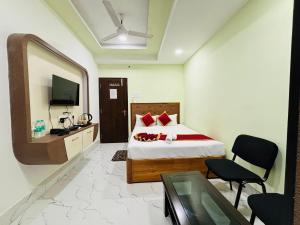 a bedroom with a bed and a mirror and a tv at Grand brew inn in Hāsimāra