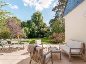 a patio with chairs and a table and a couch at Carnac - Maison d'Architecte 7 Pièces 165m² - Wifi - FR-1-477-270 in Carnac