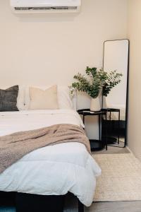 a bedroom with a large bed and a mirror at Desierto de Acero Containers in San José del Cabo