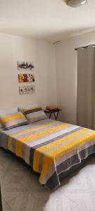 a bedroom with a large bed in a room at Departamento Familiar Escorpións in Tuxtla Gutiérrez