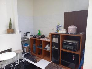 Η κουζίνα ή μικρή κουζίνα στο rumah keboon