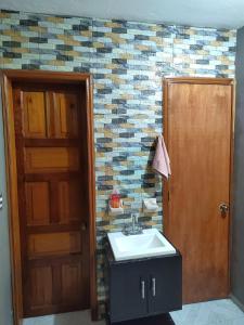 a bathroom with a sink next to a door at Departamento Familiar Escorpións in Tuxtla Gutiérrez +30 photos