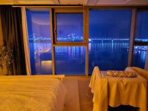 Postel nebo postele na pokoji v ubytování Gwangan Ocean View Ocean Beam