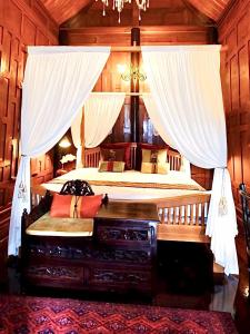 Postel nebo postele na pokoji v ubytování เรือนไทยพราวพิมาน Proudpiman Thai House + 32 fotografií