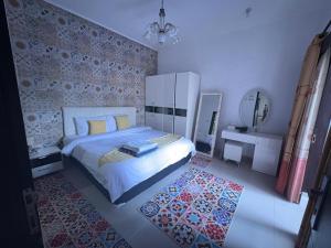 En eller flere senge i et værelse på Villa Rumah Lemon Nusa Dua