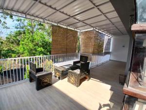 En balkon eller terrasse på Villa Rumah Lemon Nusa Dua