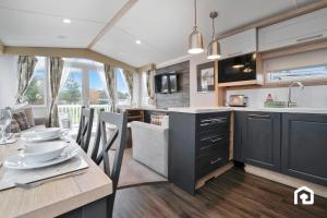 een keuken en eetkamer met een tafel en stoelen bij Vacant Nests The Gullane Seton Sands in Port Seton