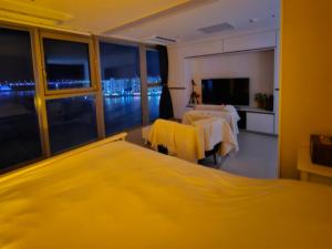 TV a/nebo společenská místnost v ubytování Gwangan Ocean View Ocean Beam