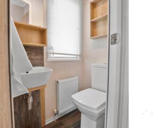 een badkamer met een wit toilet en een wastafel bij Vacant Nests The Gullane Seton Sands in Port Seton +17 foto's