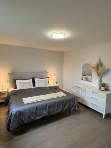 Postel nebo postele na pokoji v ubytování Neighbourhood Gem near Downtown Cornwall & St Lawrence River