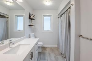 Koupelna v ubytování Neighbourhood Gem near Downtown Cornwall & St Lawrence River + 11 fotografií