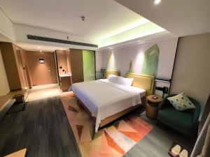 Giường trong phòng chung tại Hilton Garden Inn Zhanjiang, Renmin Avenue