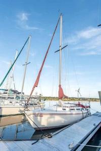 un velero está atracado en un muelle en el agua en Picturesque Equipped Boat Rental Incredible for a Relaxing Getaway in Florida, en Moultrie Junction
