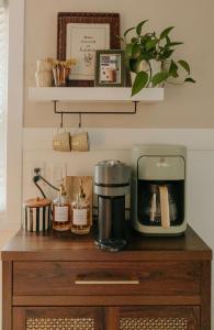 Příslušenství pro přípravu čaje a kávy v ubytování The Atlas - Family-Focused Stay for Every Journey